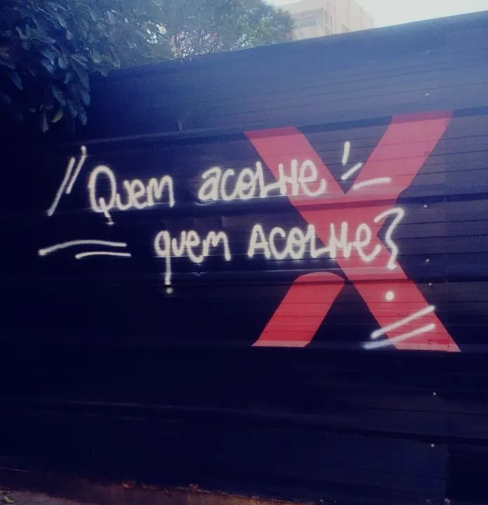 Quem acolhe quem acolhe?